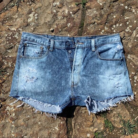Retro Levi’s 501 distressed festival jean shorts - Picture 2 of 4